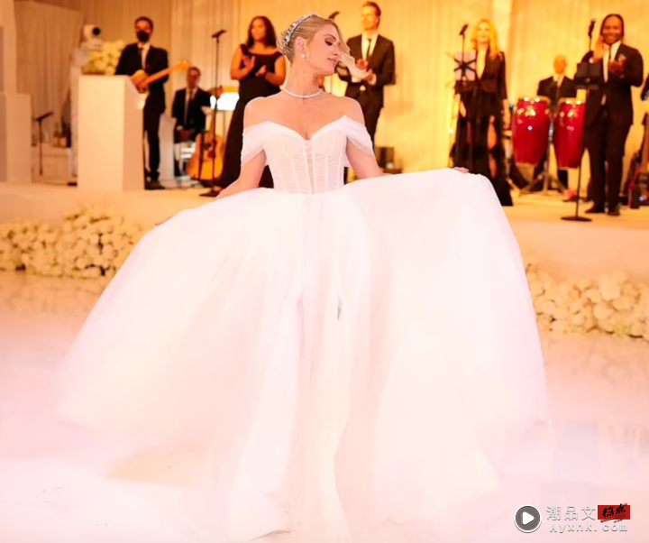 Style｜订婚4次的芭比名媛Paris Hilton终于嫁了！童话式婚纱来自它！ 更多热点 图4张